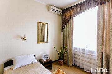 Трехместный номер с душем в Гостинице LADA Hotel